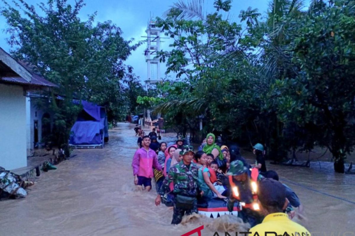 Lantamal VI kerahkan Marinir bantu evakuasi korban banjir