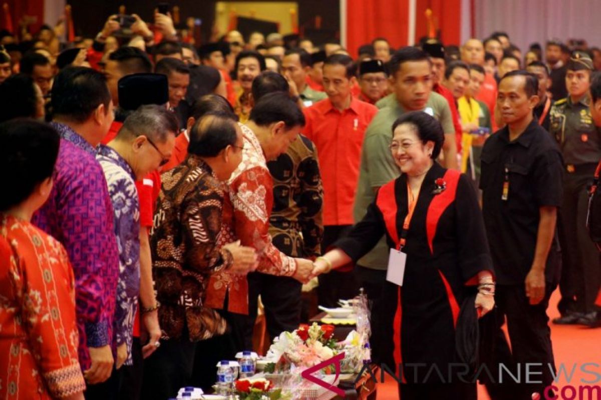 Presiden Jokowi terima potongan tumpeng pertama dari Megawati