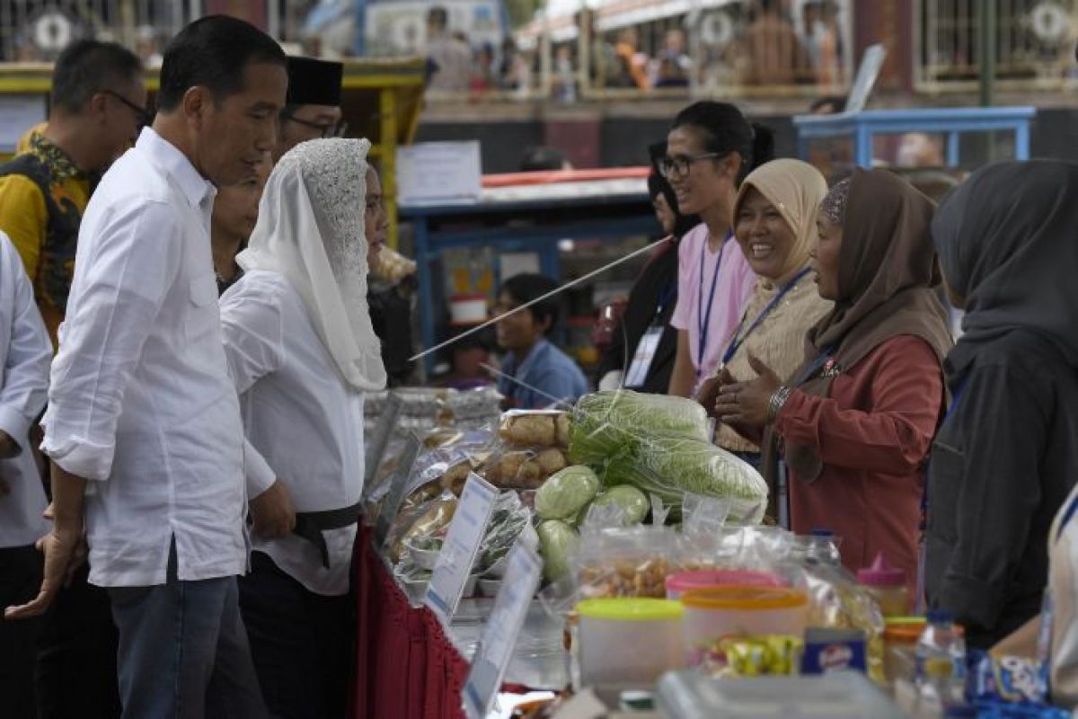 Jokowi tinjau program Mekaar binaan PNM