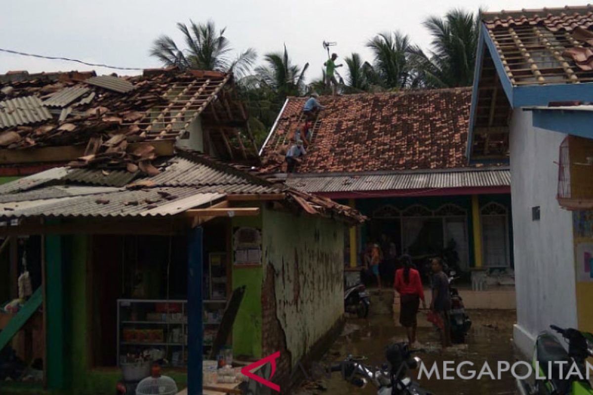 Puluhan rumah di Karawang rusak diterjang angin puting beliung