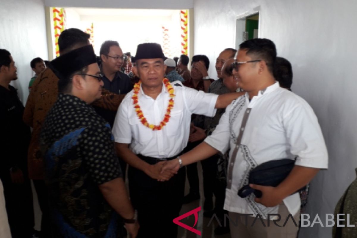 Mendikbud minta pemerintah daerah hentikan alih tugas guru