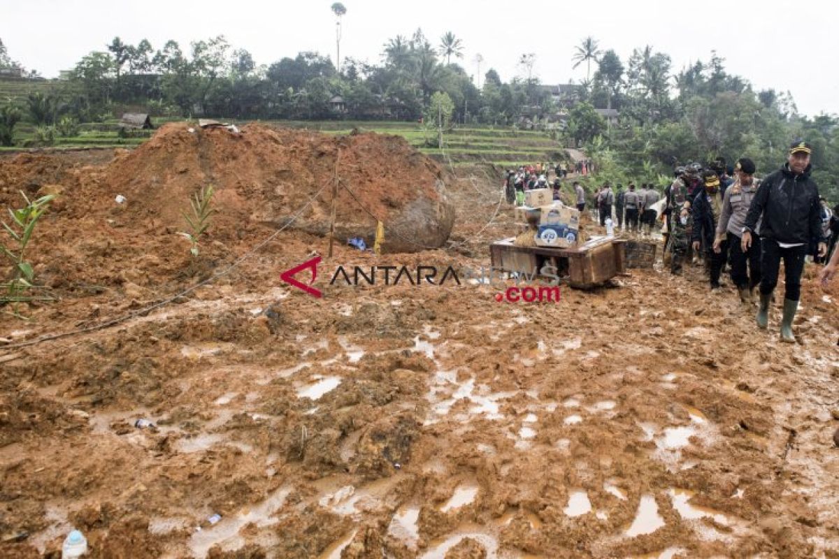 Petugas kembali temukan lima korban longsor Cisolok