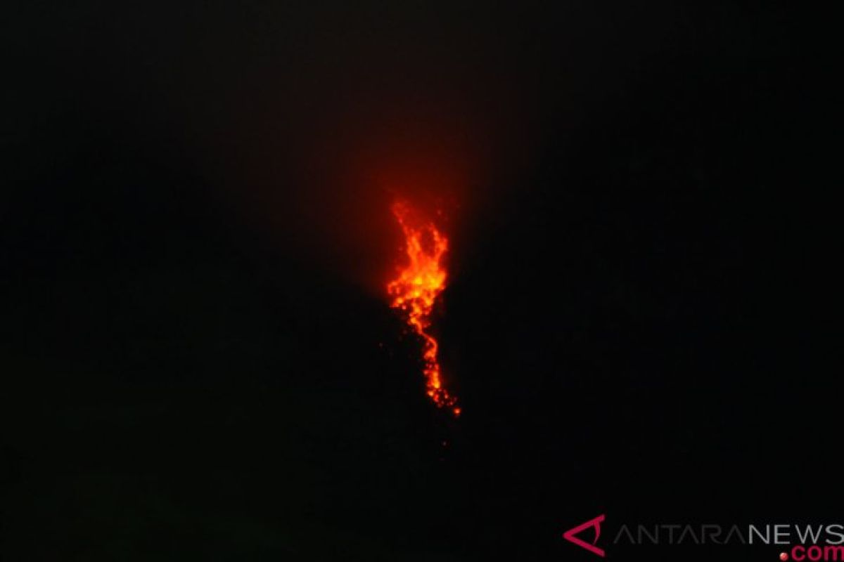 Gunung Merapi lontarkan lava pijar sejauh 1,2 kilometer