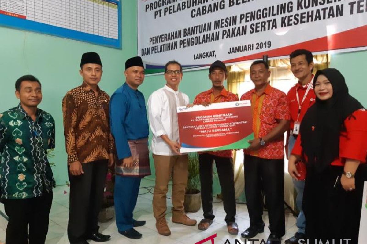 Pelindo I serahkan bantuan mesin penggiling kepada kelompok ternak