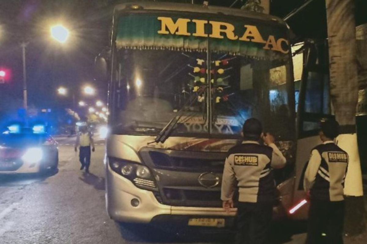 Bus Mira Terbakar di Caruban Madiun