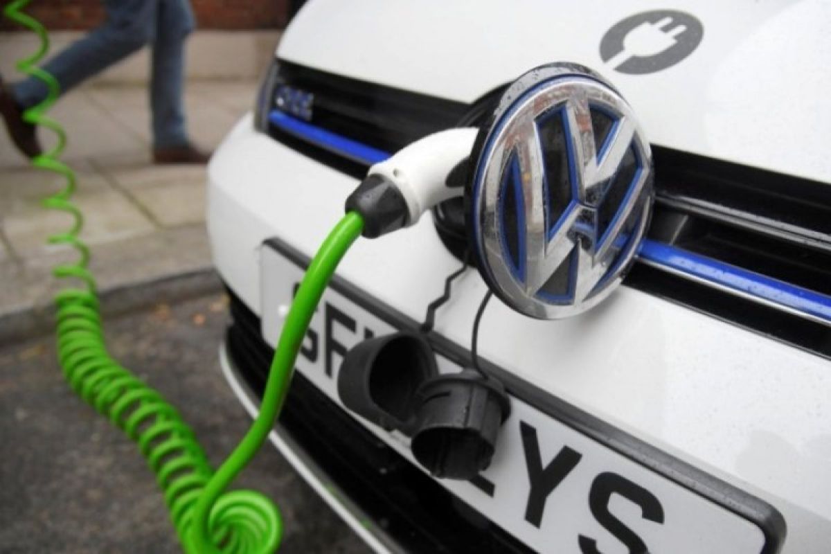 Volkswagen luncurkan stasiun pengisian daya mobil listrik