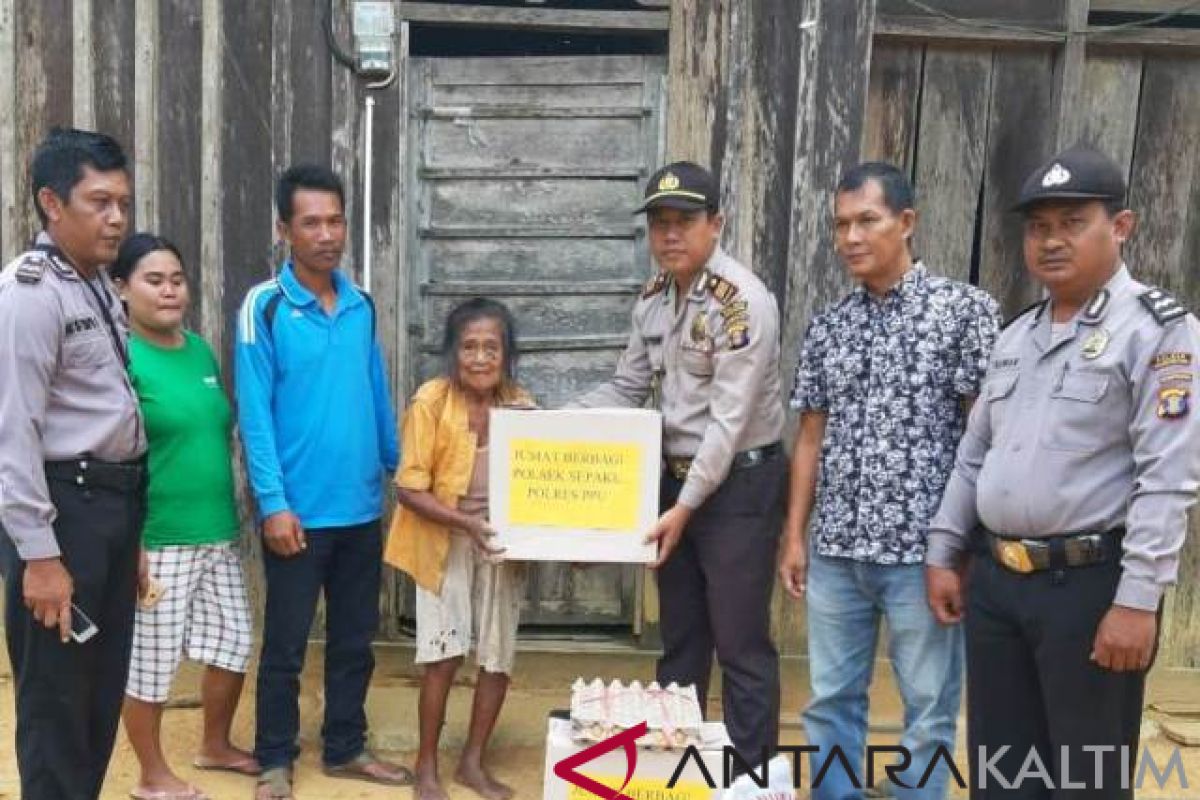 Polsek Sepaku Beri Sembako Nenek 93 Tahun