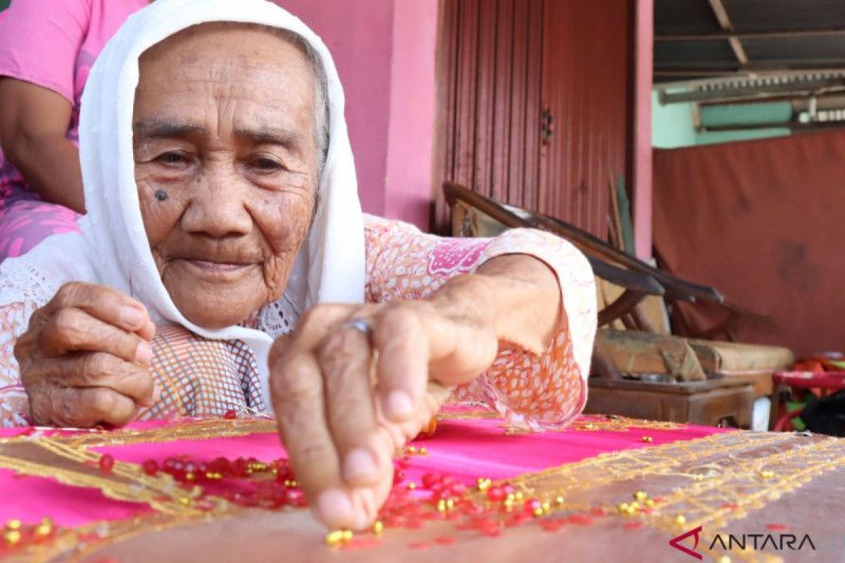 Nuraya (90) penyulam pakaian pengantin di Pariaman yang masih eksis