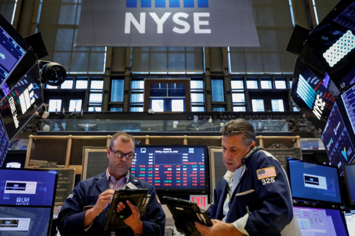 Wall Street bervariasi, pasar  berhati-hati tentang perdagangan global