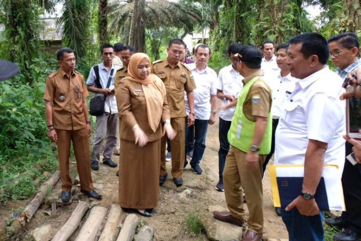 Bupati Muarojambi tinjau lokasi jalan