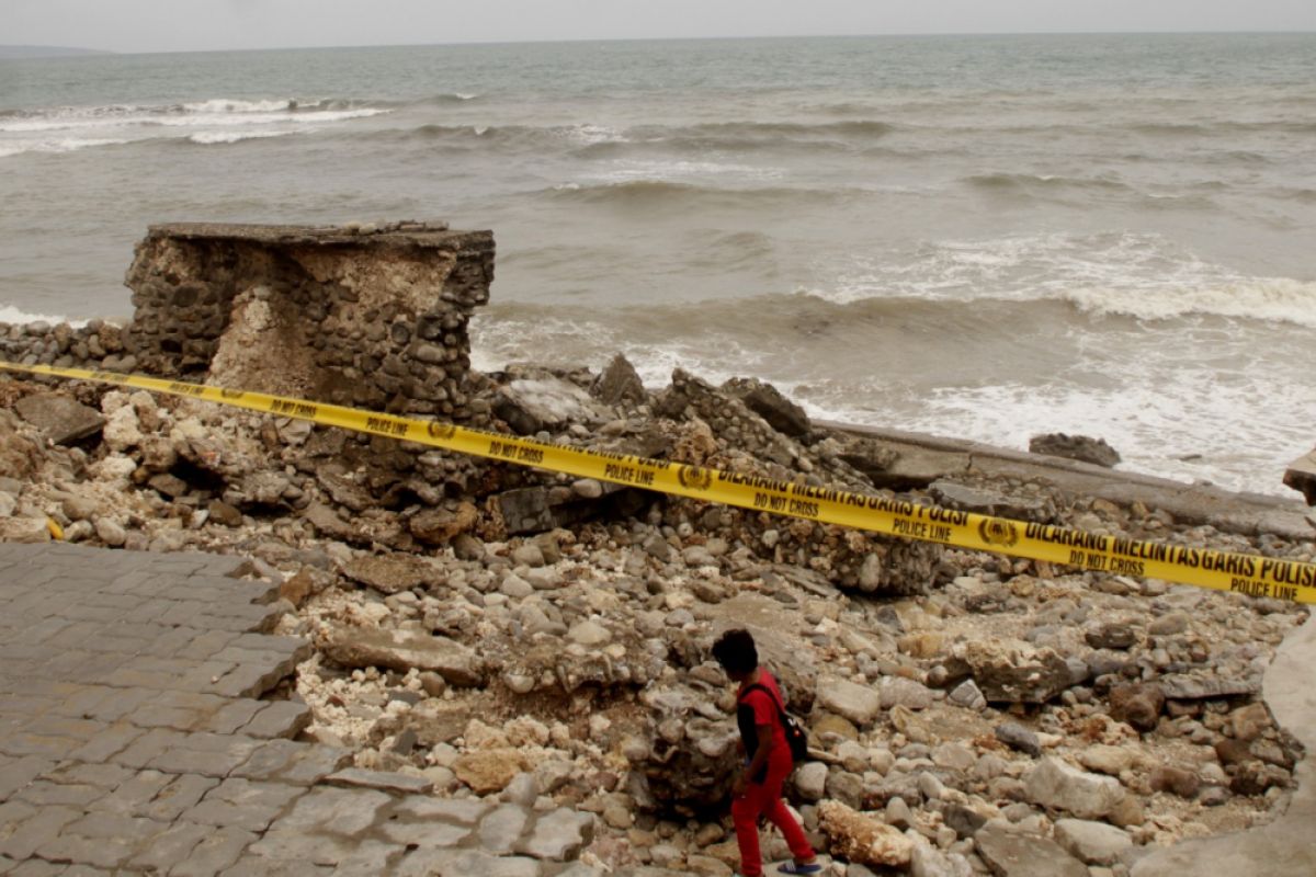 Dermaga Pantai Teddys Kupang hancur diterjang gelombang