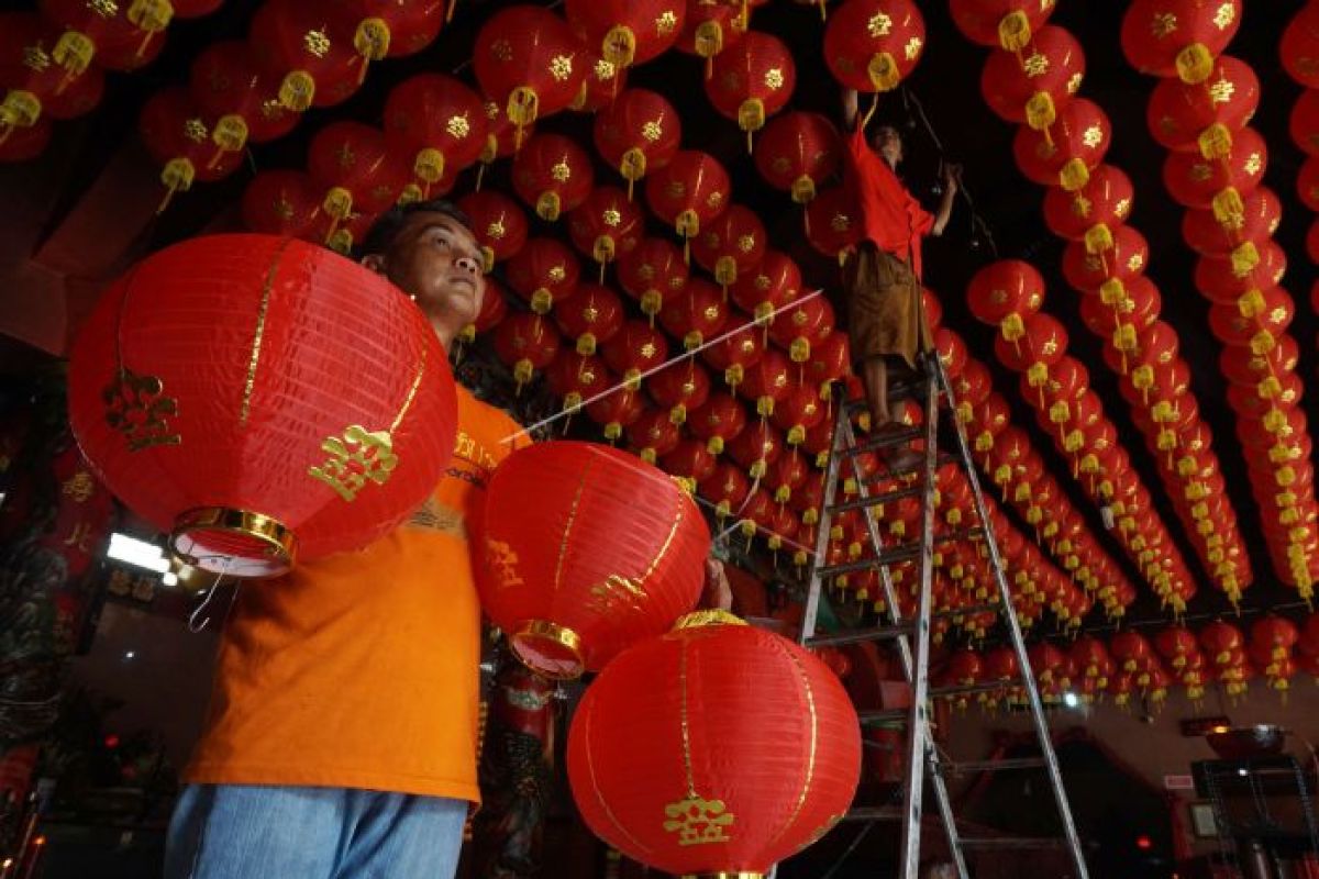 Ribuan lampion terpasang di pusat kota Bengkayang