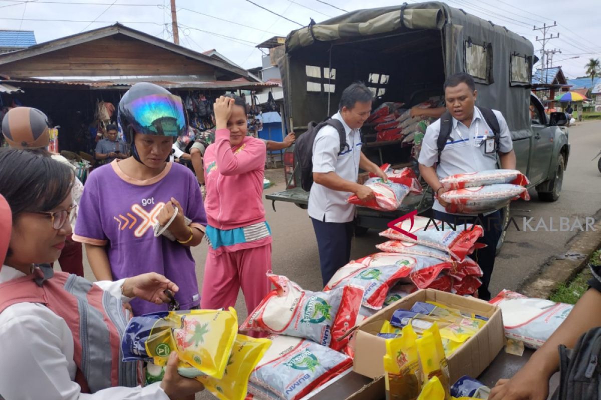 TNI - Bulog gelar pasar murah di Putussibau