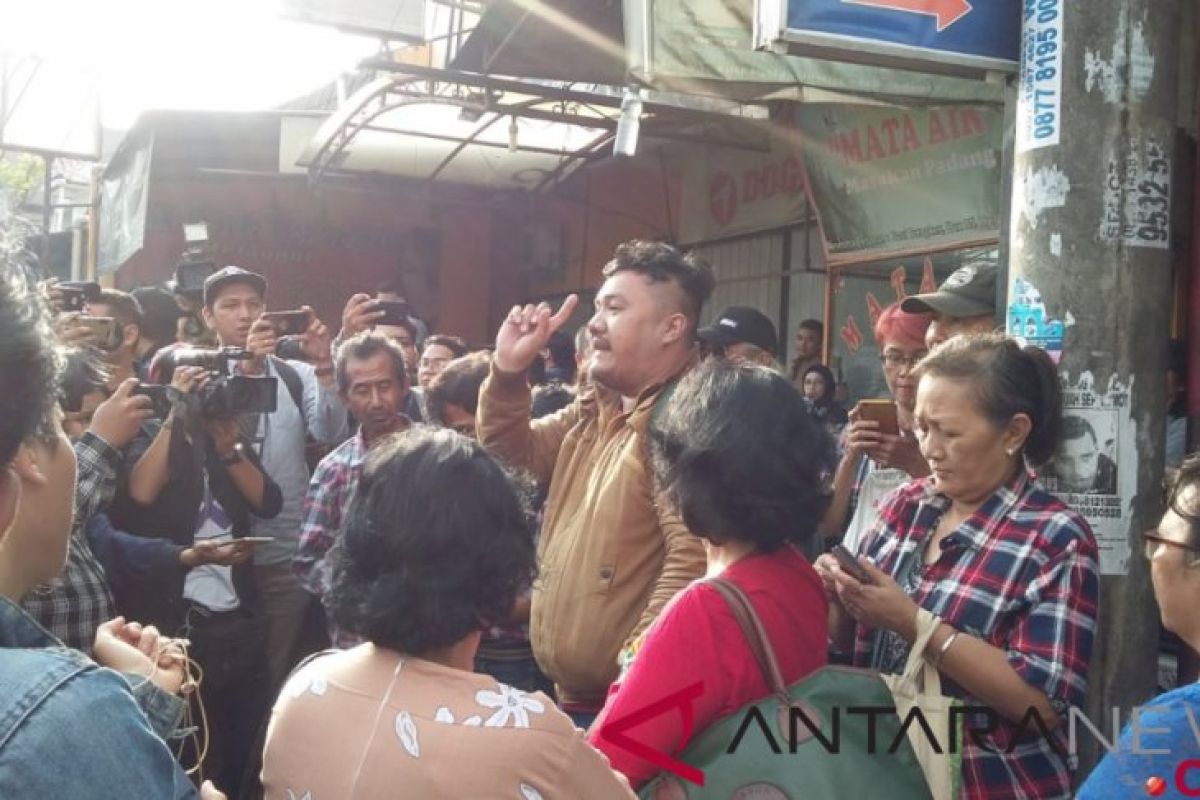 Jelang bebas pendukung Ahok menjemput di depan Mako Brimob