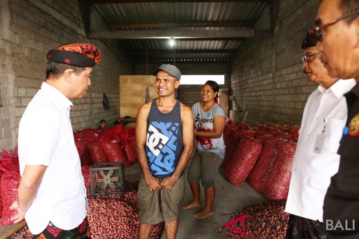 Bupati  Klungkung tegur pedagang bawang terkait sampah