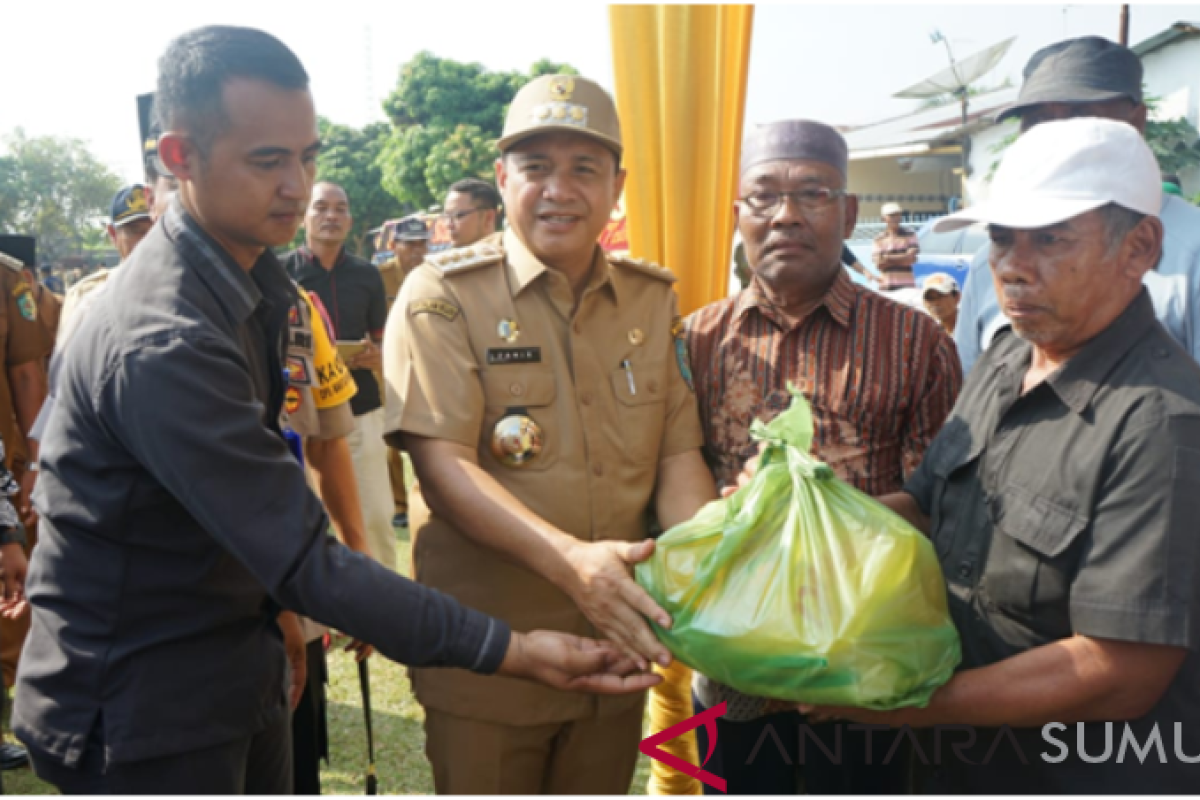 Penggali kubur di Batubara terima santunan