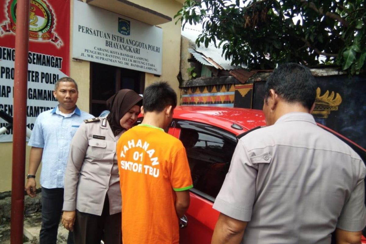 Penjual durian ditangkap polisi karena mencuri mobil