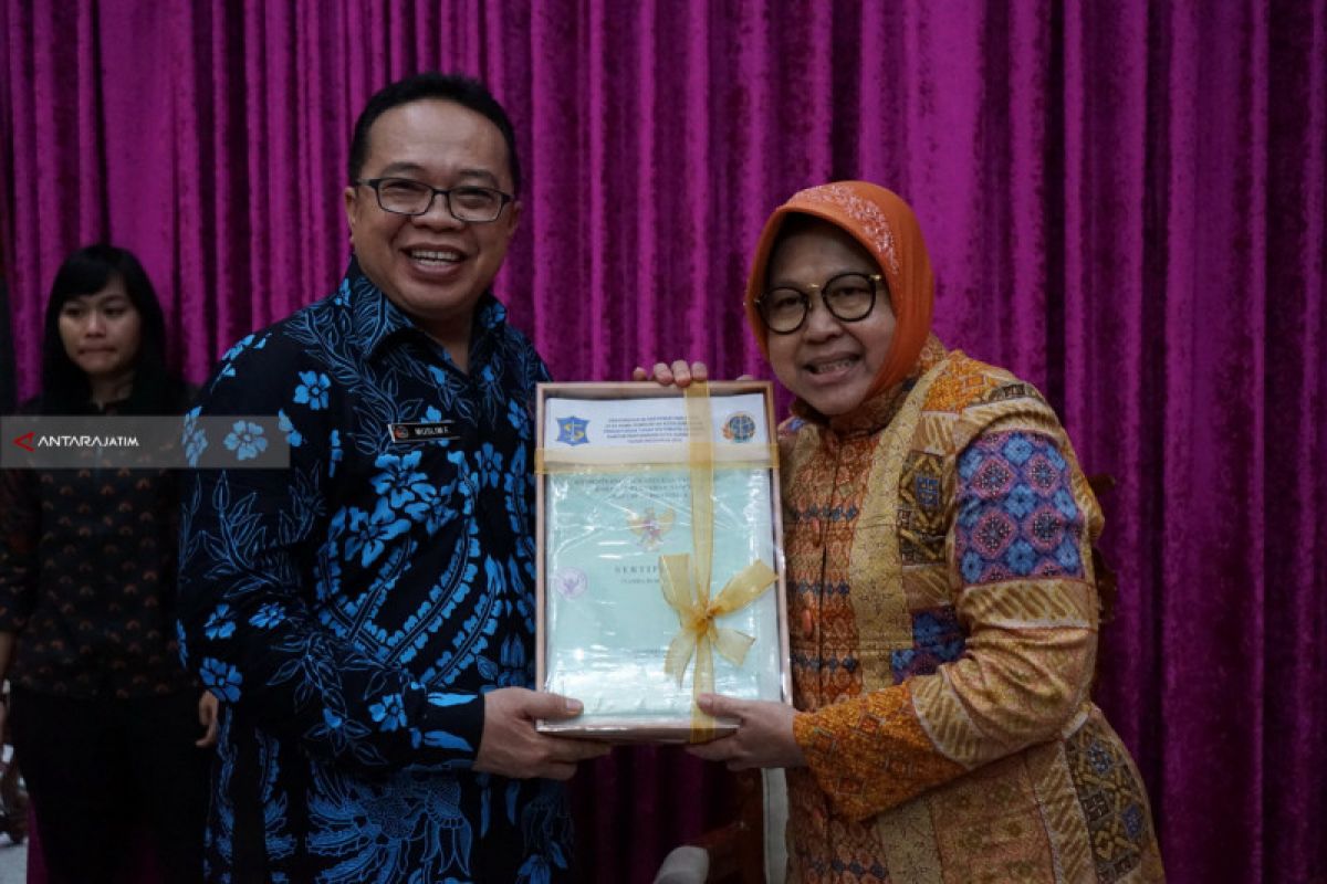 BPN Serahkan 87 Sertifikat Tanah Aset Milik Pemkot Surabaya