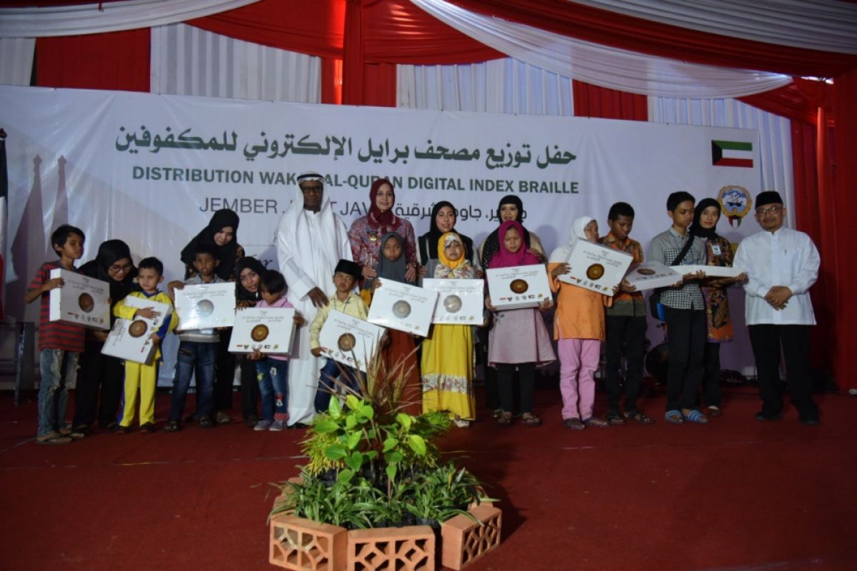 Badan Wakaf Kuwait Bagikan 1.000 Al Quran Digital Braile se-Jatim di Jember