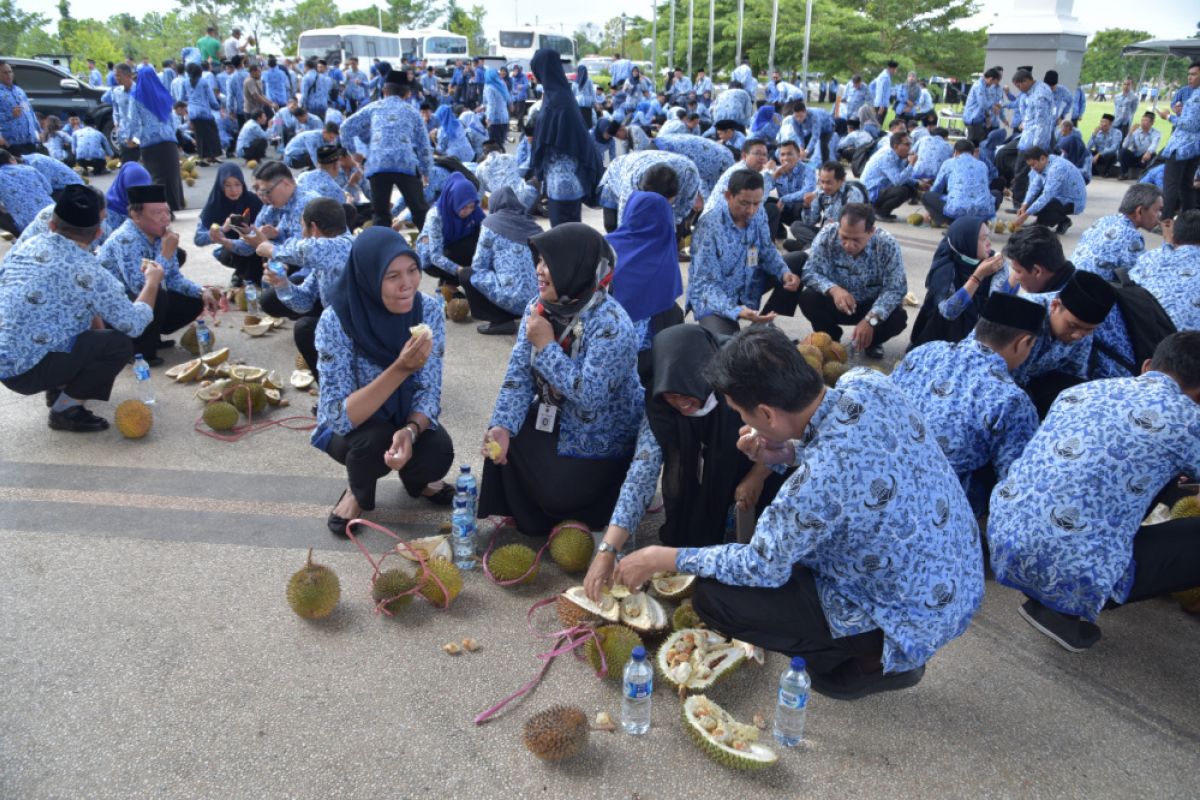 Provincial Govt employee enjoy durian party