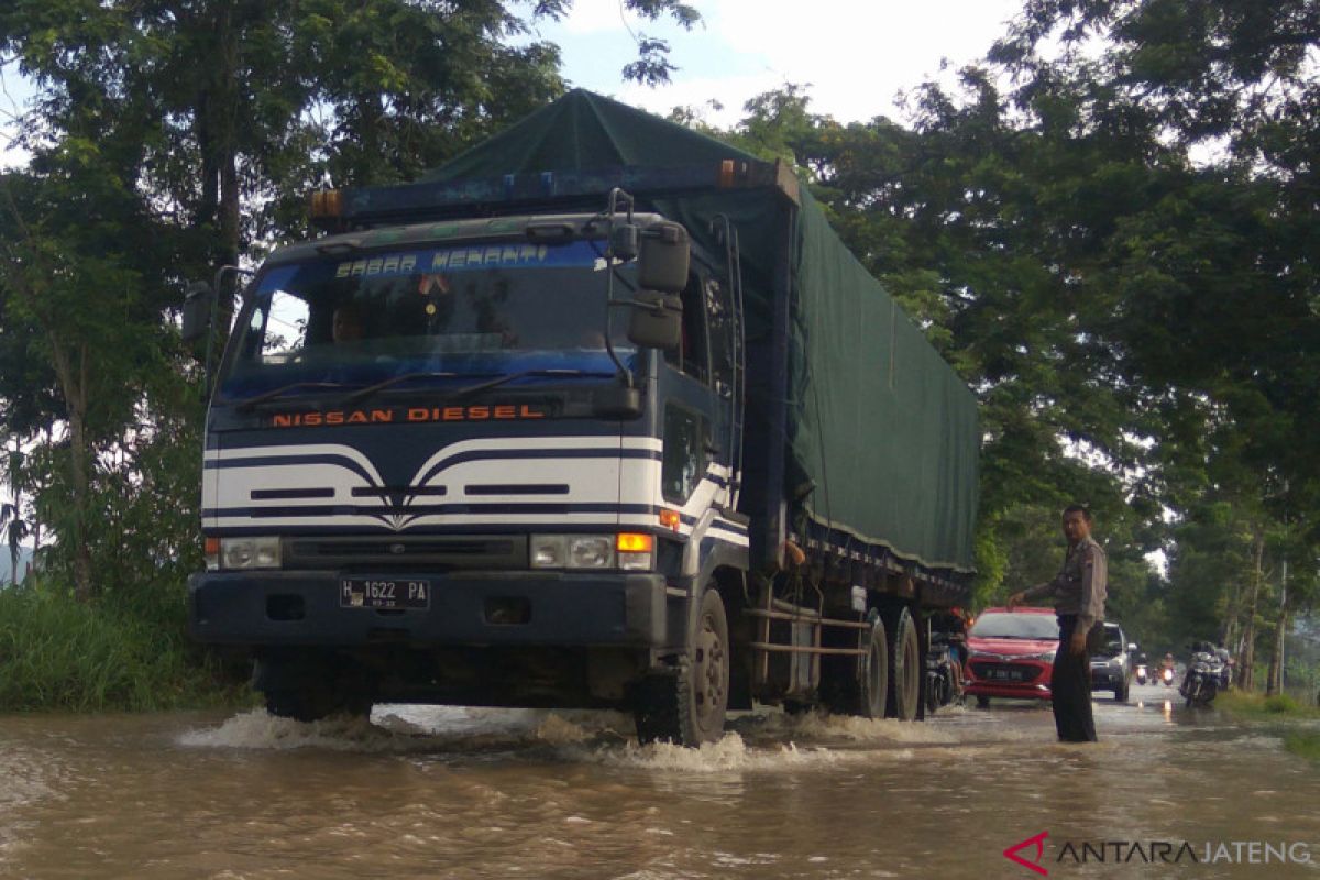 Tergenang banjir, ruas jalan Kroya-Yogyakarta diberlakukan sistem buka tutup (VIDEO)