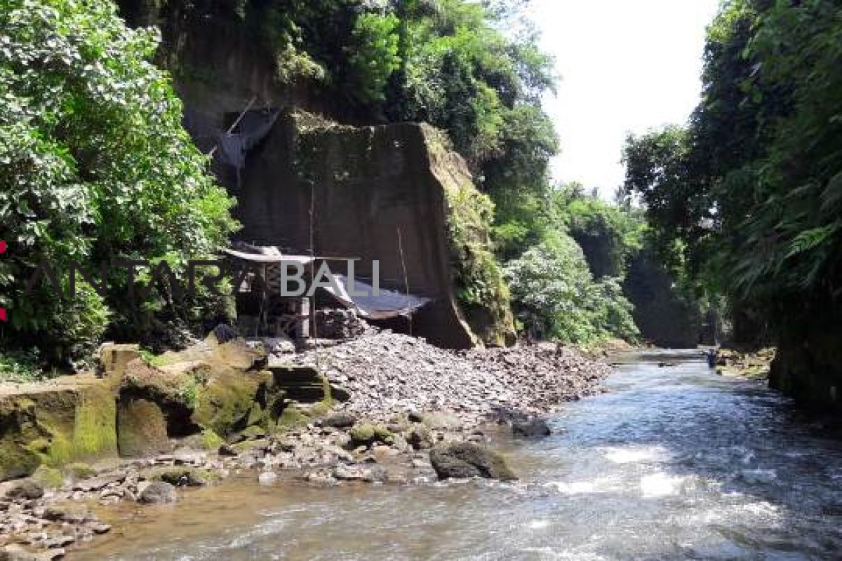 Sungai Taman Pancing Denpasar tercemar limbah busa