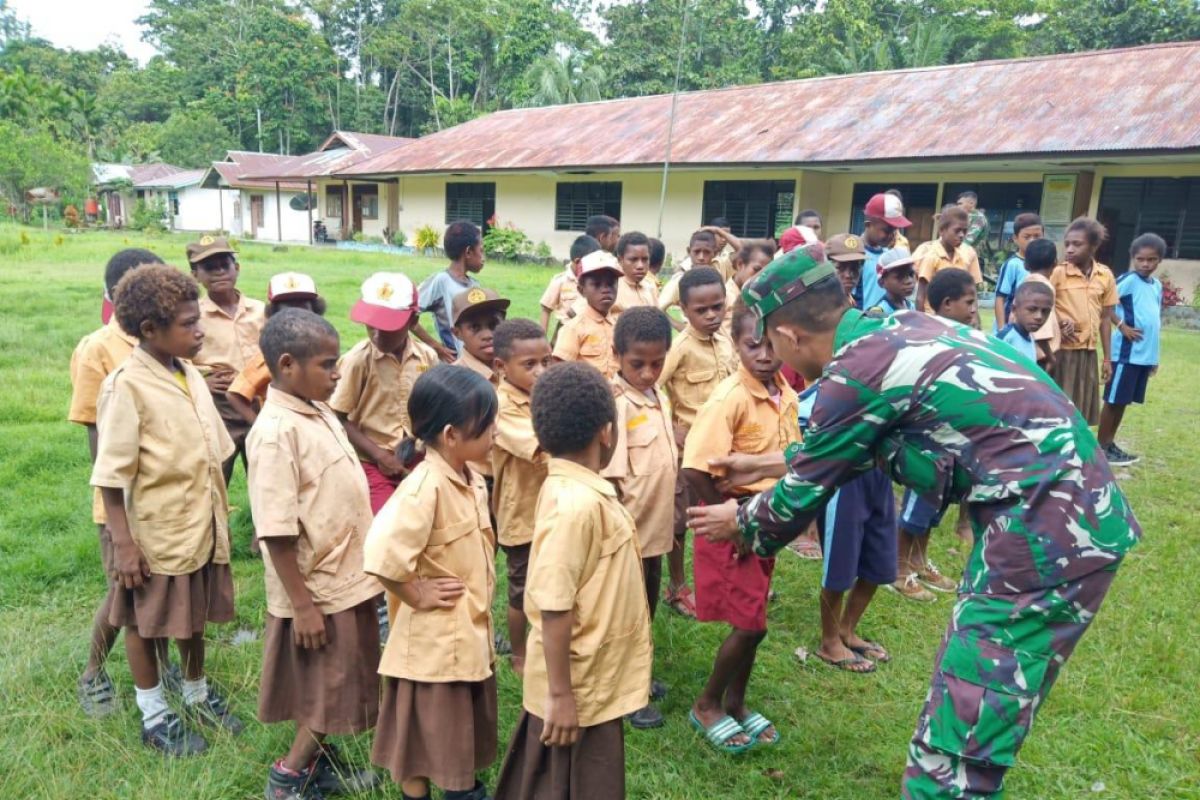 Peduli pendiddikan, Prajurit Satgas Yonif 126/KC mengajar di daerah perbatasan