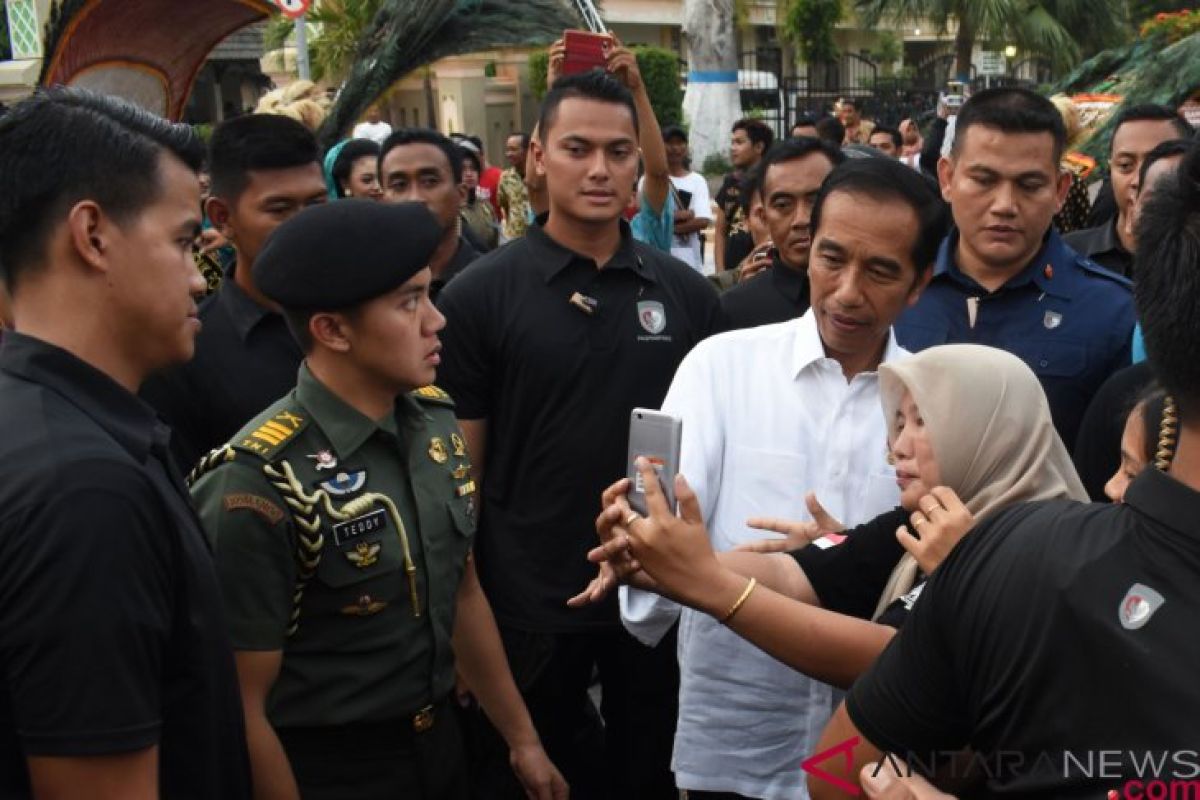 Ribuan warga sambut kunjungan Jokowi ke Cibatu Garut