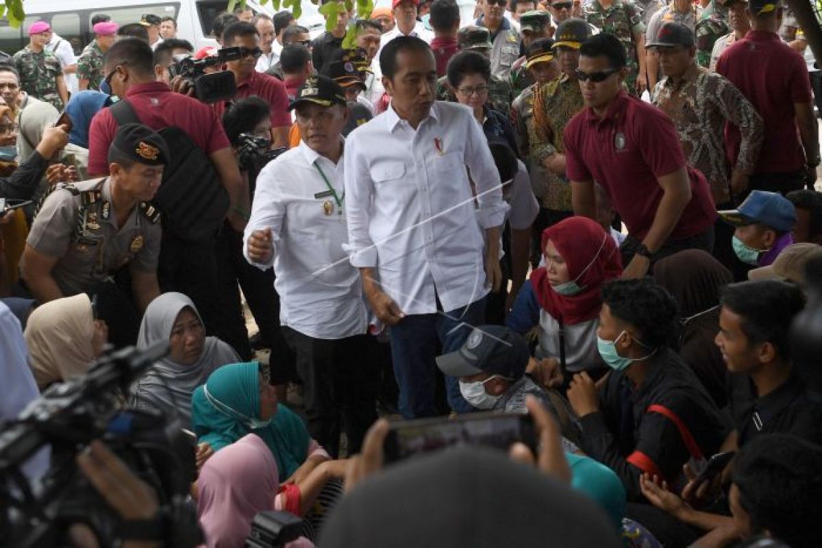 Kunjungi korban terdampak tsunami die Lampung, Presiden: fokus dulu bangun rumah warga