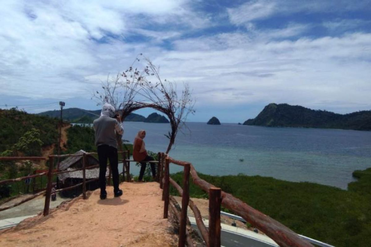 Begini cara pemilik warung di Kawasan Mandeh tarik pembeli