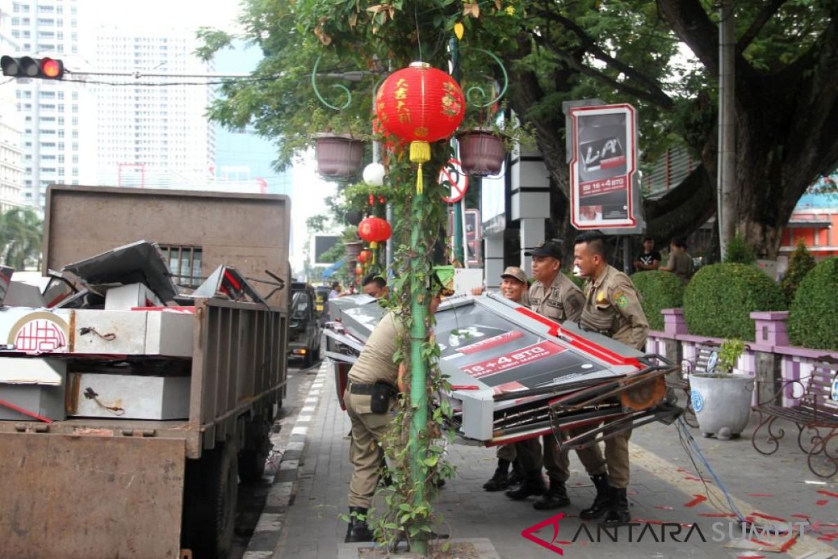 Pemkot Medan kembali tertibkan papan reklame bermasalah