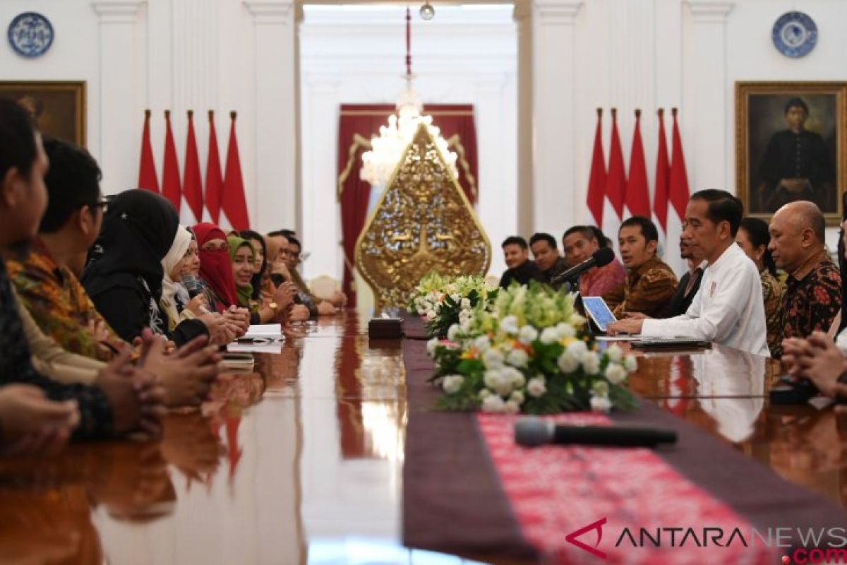 Presiden Jokowi terima pendiri HijUp.com di Istana Merdeka