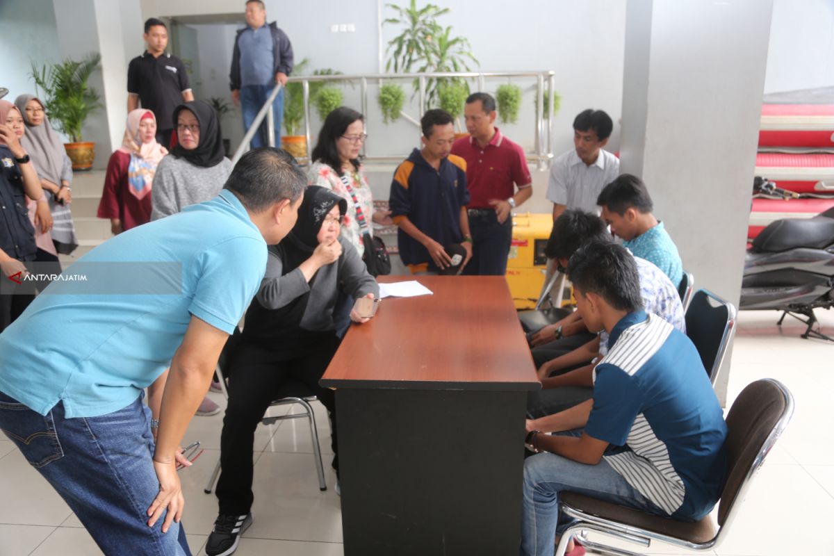 Risma Nasehati Tiga Pelajar Surabaya Mabuk Minuman Keras