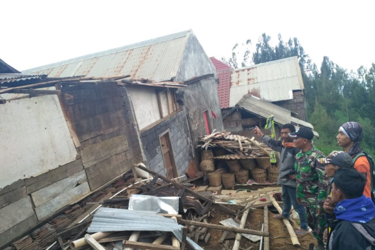 Satu Korban Koma dan 20 Rumah Rusak Diterjang Angin Kencang di Lumajang