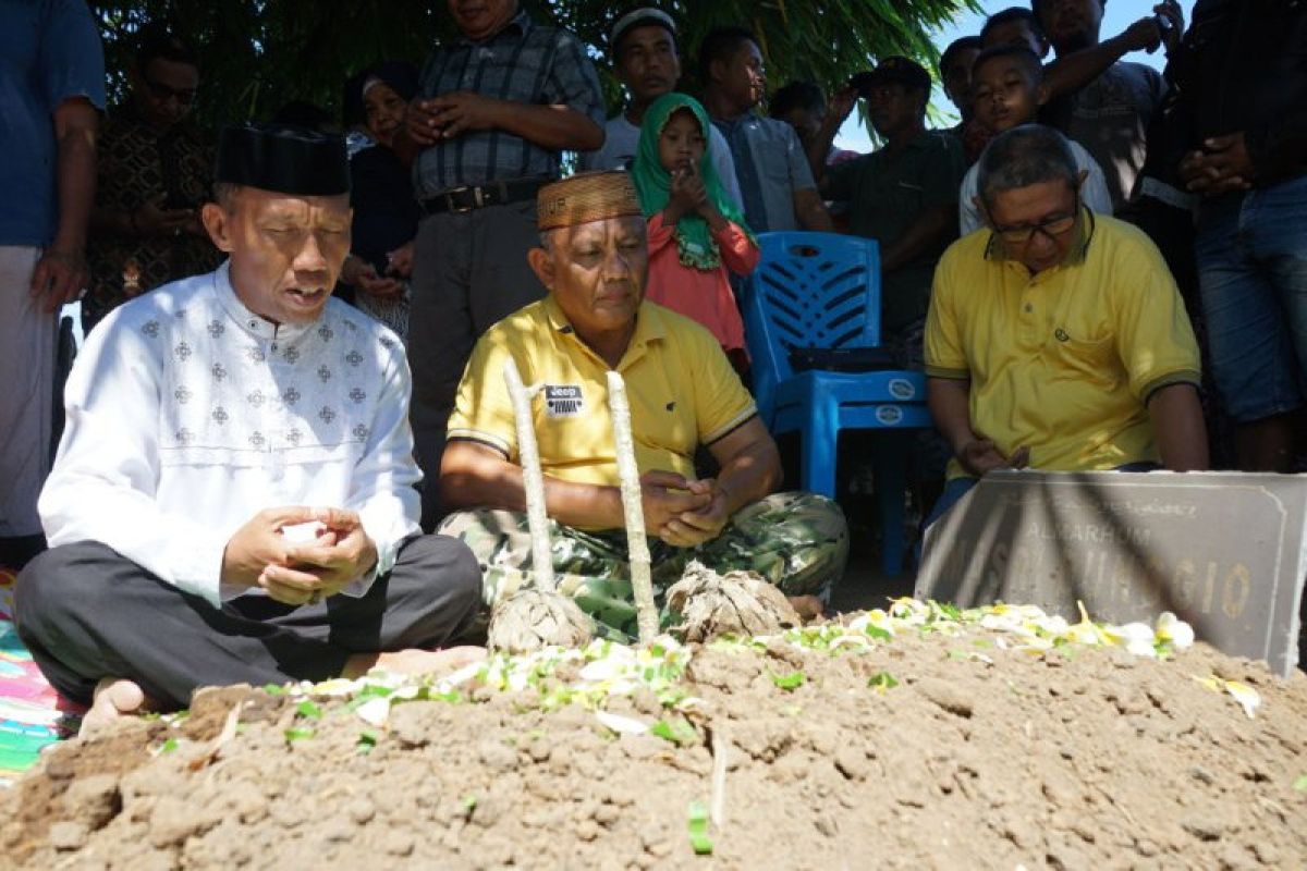Gubernur Bantu Pemugaran Dua Makam Yang Dipindahkan