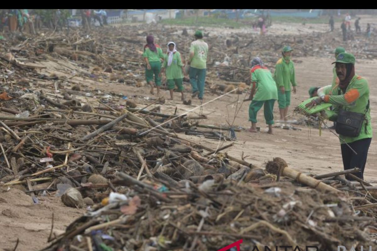 1.000 personel DLHK Badung bersihkan sampah pantai