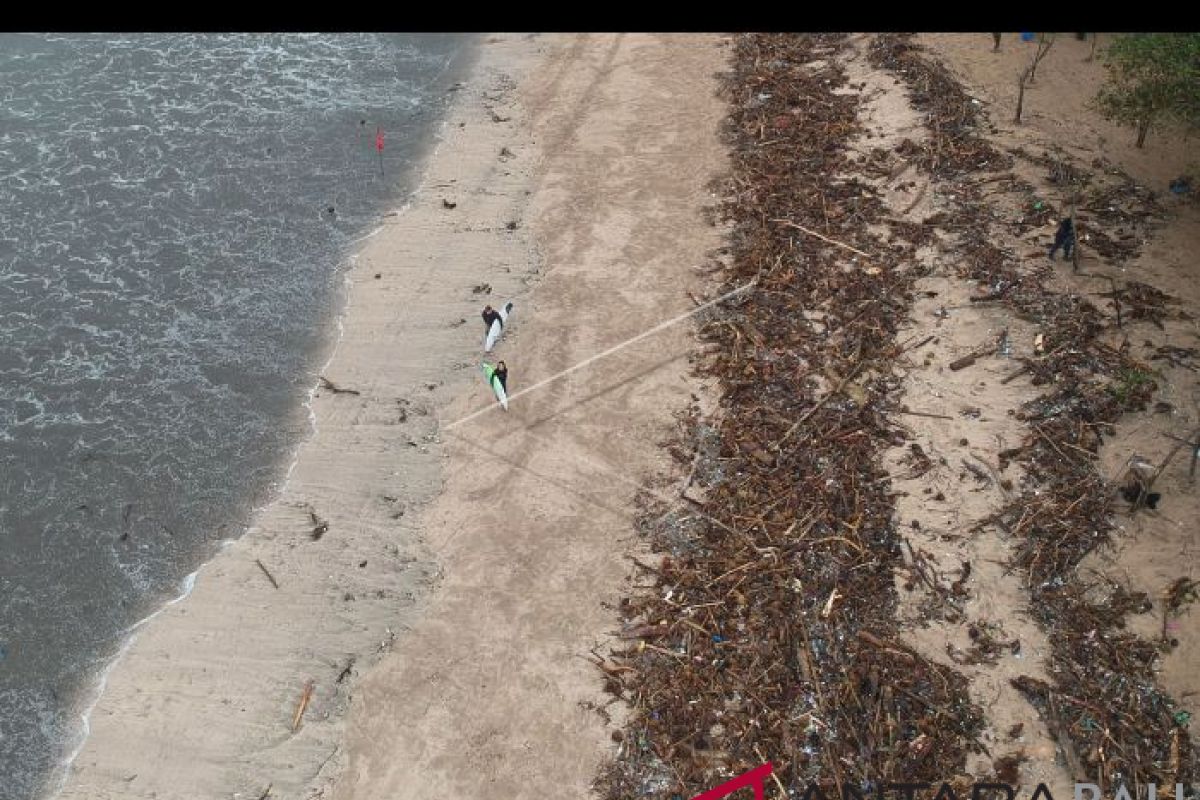 Sempat ditutup, aktivitas pantai Kuta mulai normal