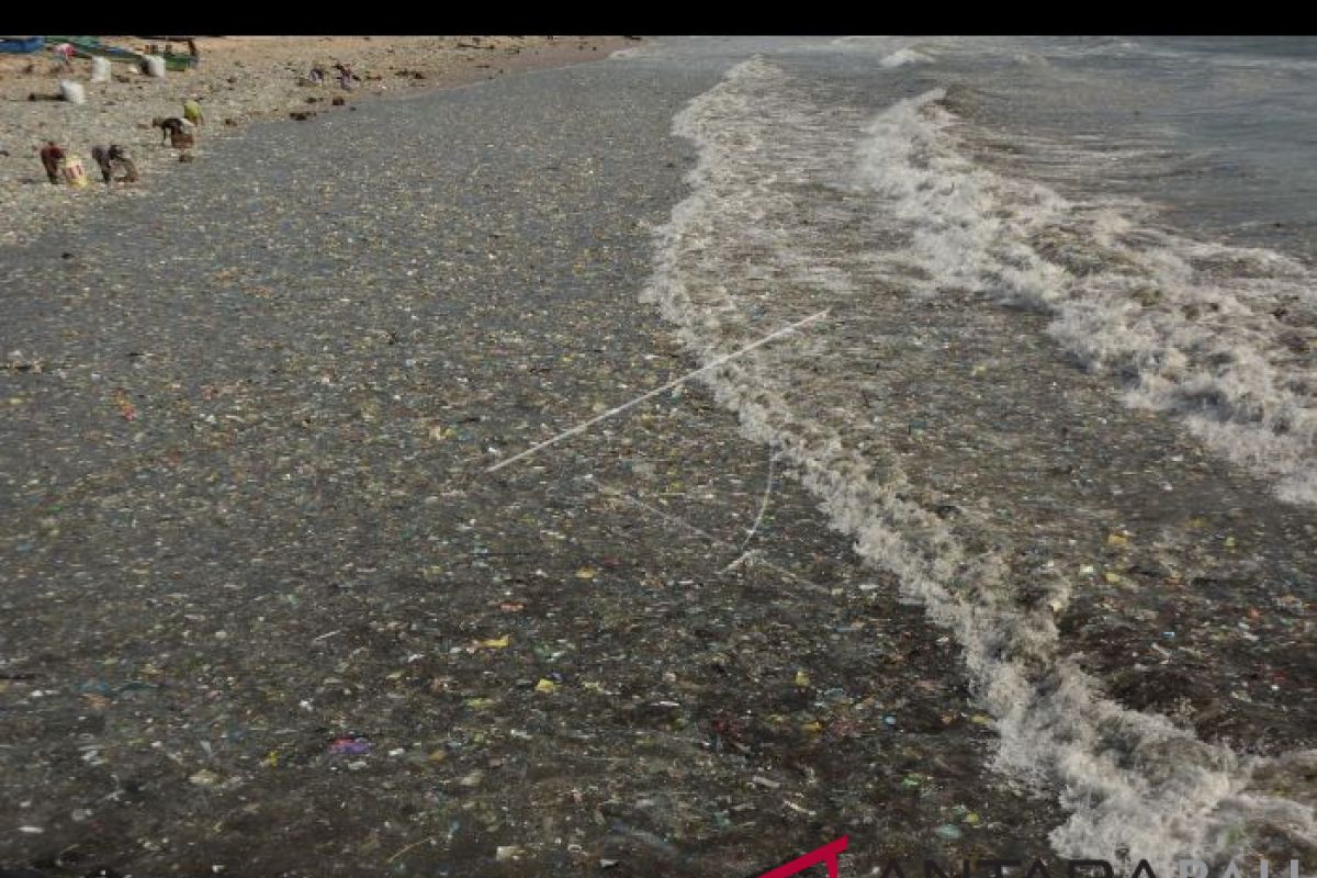 Pantai Kedonganan penuh sampah kiriman