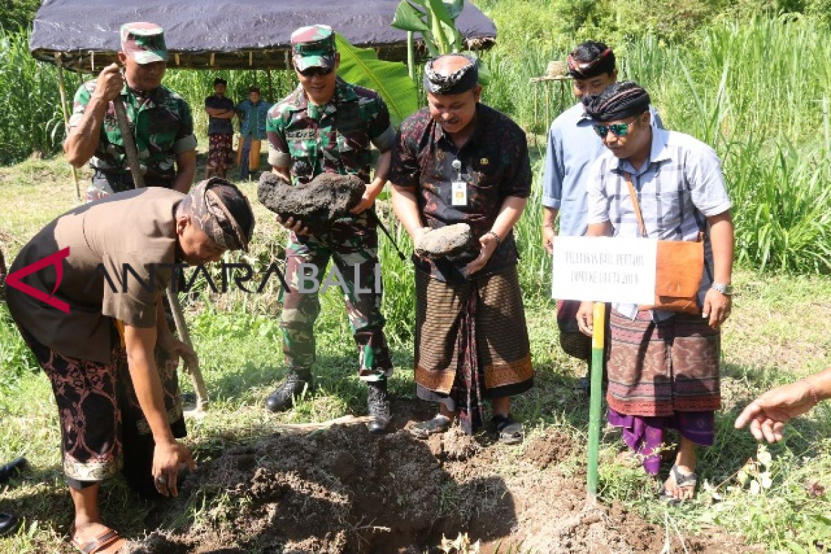 Sekda Bangli letakkan batu pertama pembuatan jalan TMMD