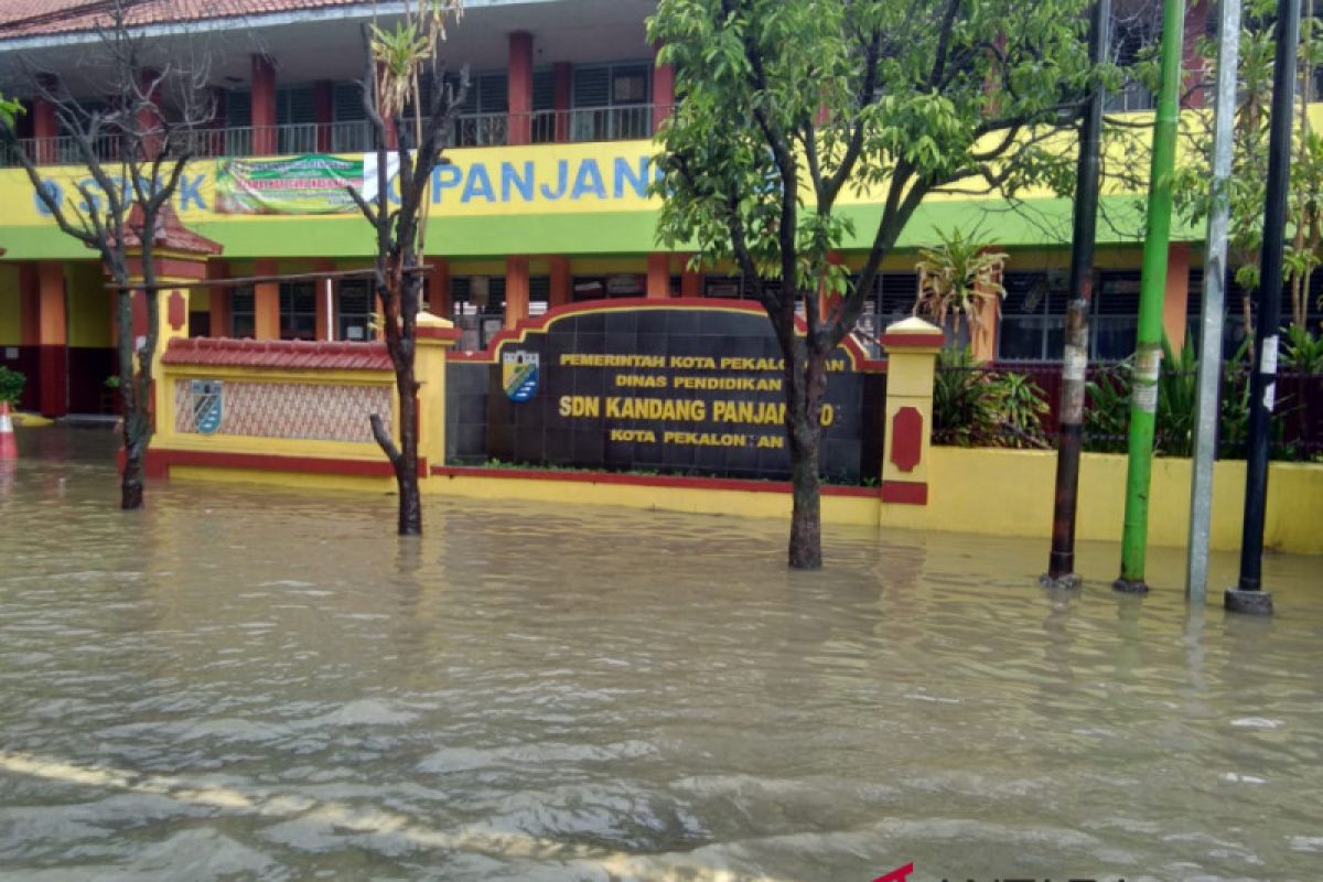 Pekalongan terendam banjir,  sebagian sekolah diliburkan