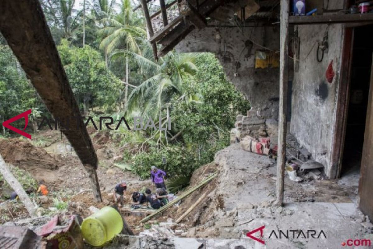 Puluhan rumah tertimbun longsor di Sukabumi