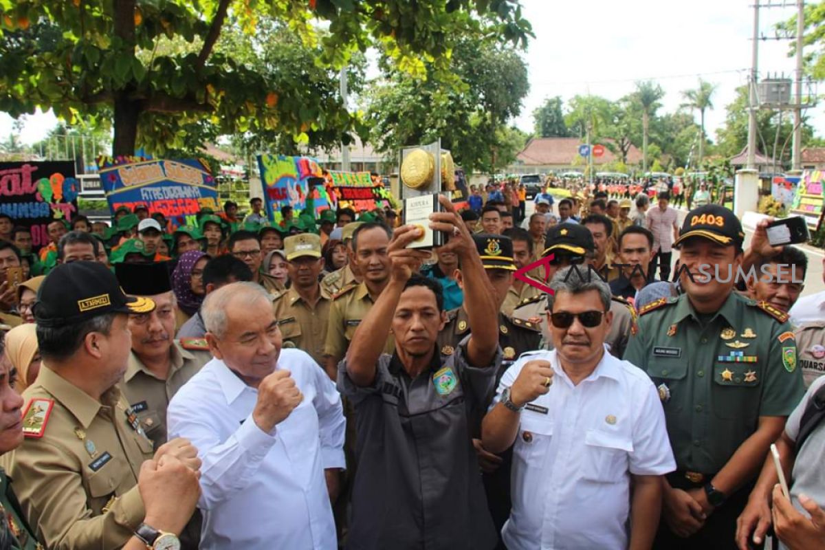 Bupati sambut kedatangan Piala Adipura 2018