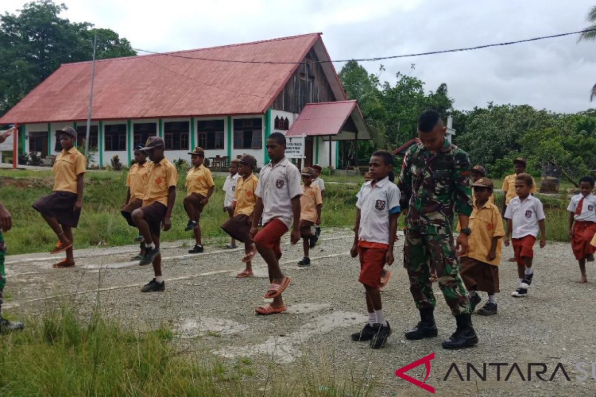 Prajurit Satgas Yonif 126/KC berikan pelatuhan baris berbaris di sekolah