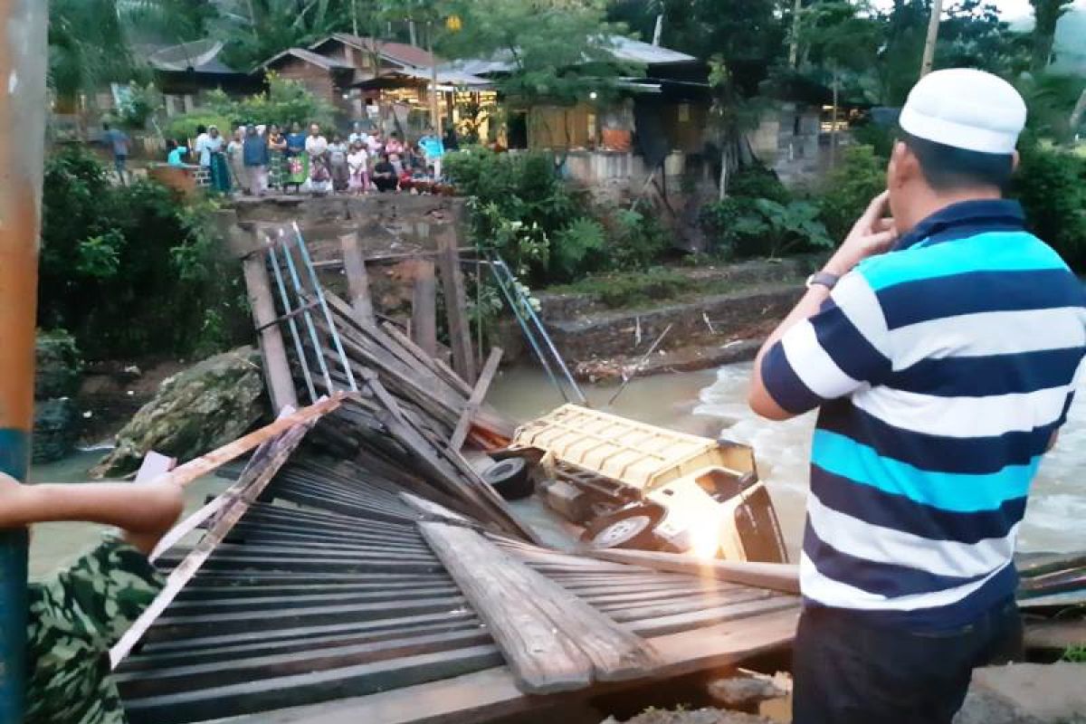 Dua desa di Tapsel terisolir akibat jembatan ambruk