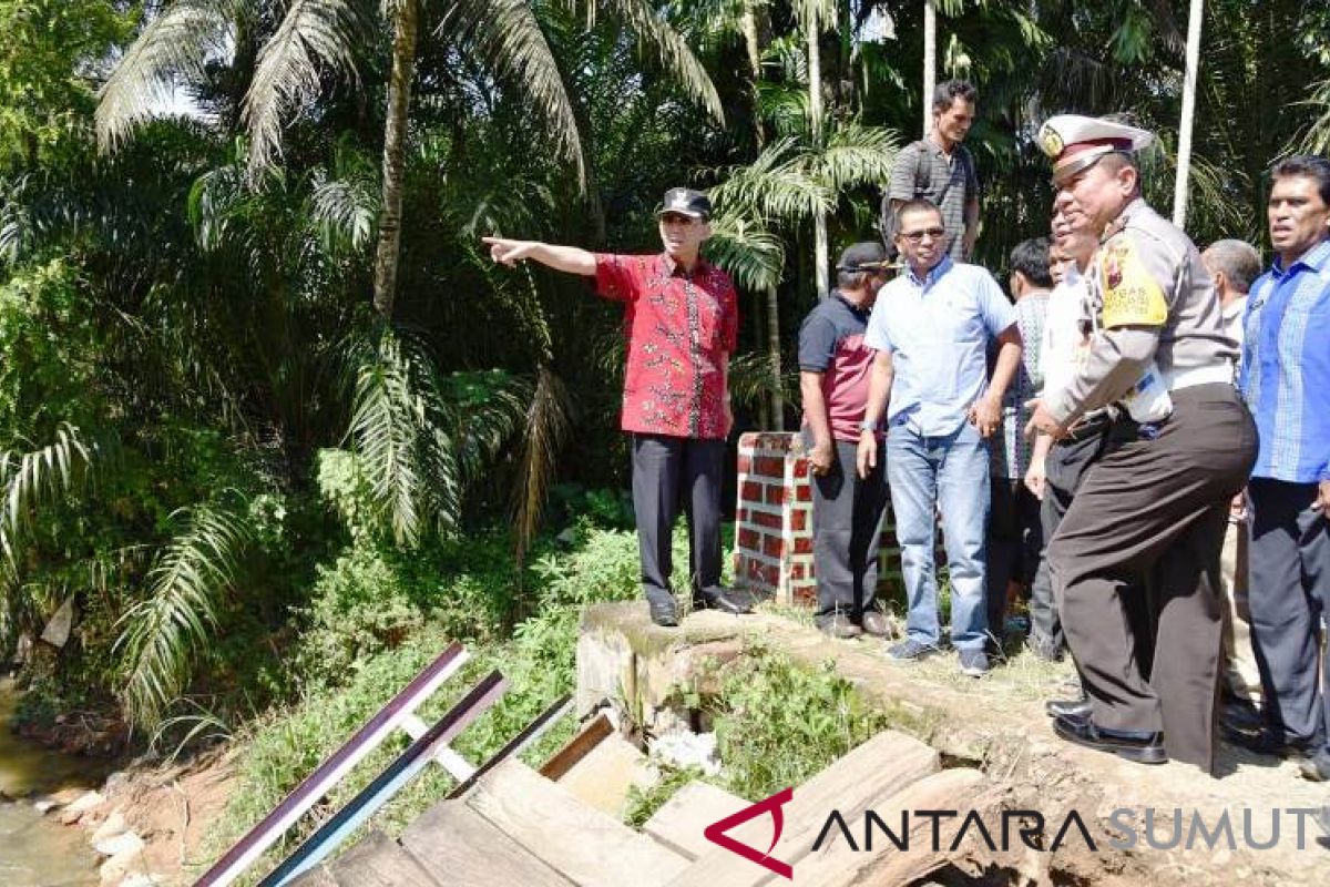 Bupati Tapsel sebut hari ini jembatan balley masuk gantikan jembatan ambruk