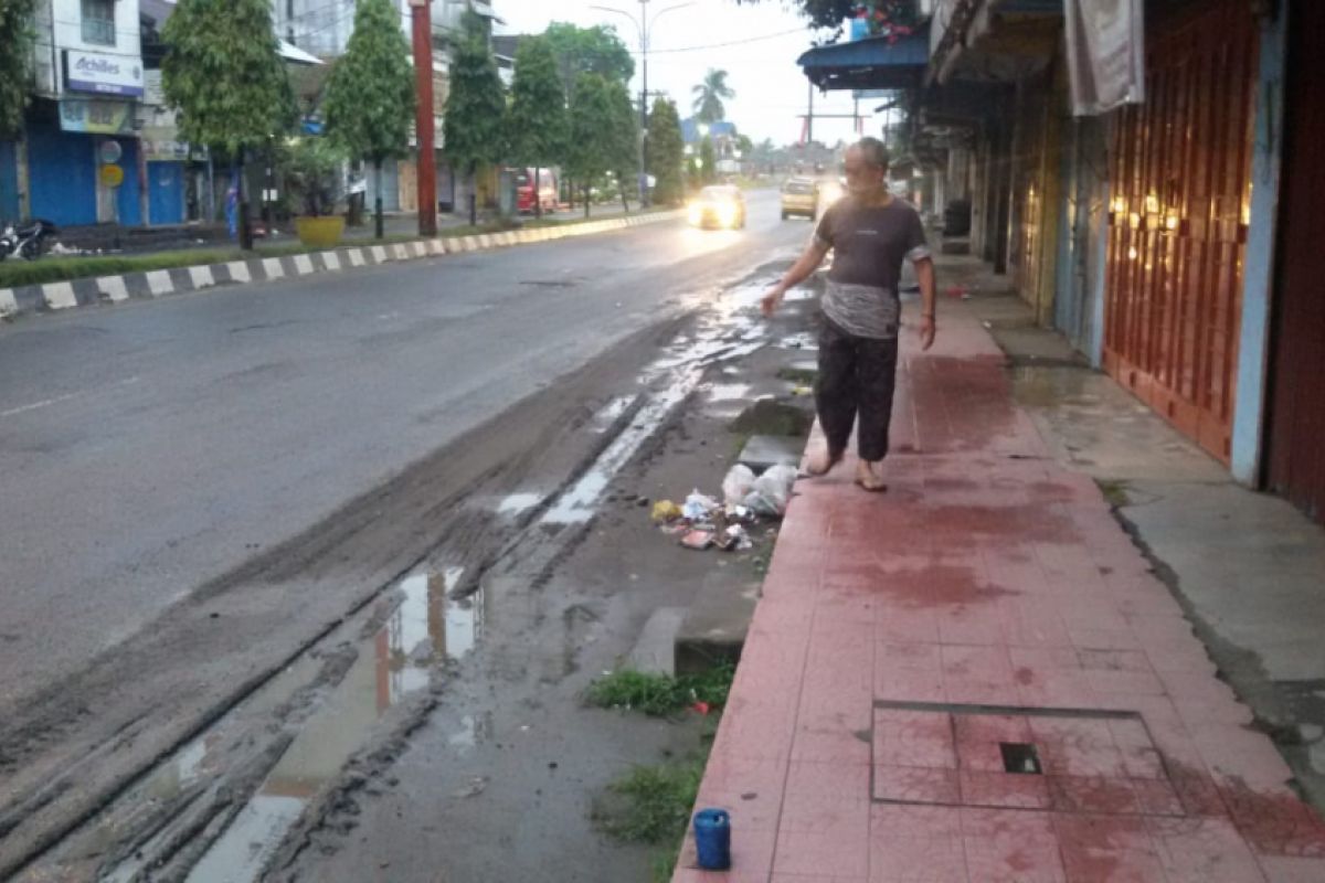 Jalan Kota Stabat becek dan kumuh