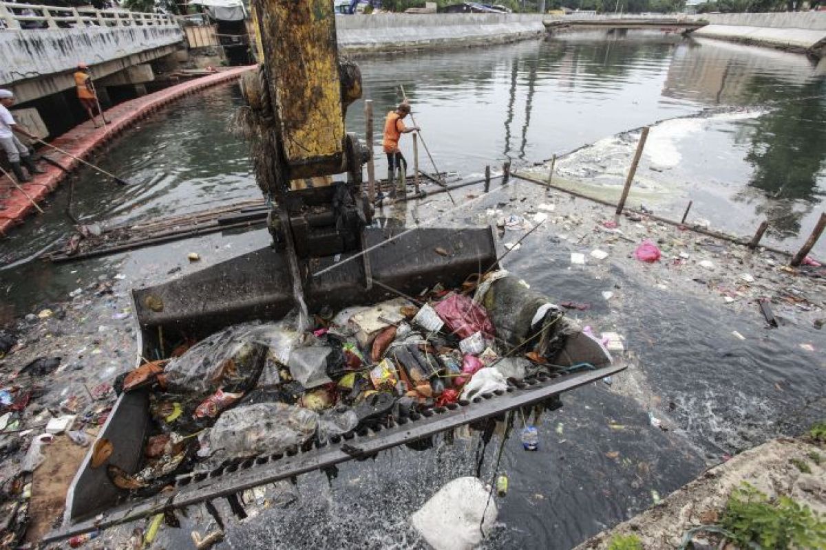 Pasukan kuning bersihkan sungai Singkawang