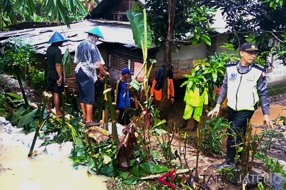 Tanggul di Banyumas jebol, 16 rumah tergenang air (VIDEO)