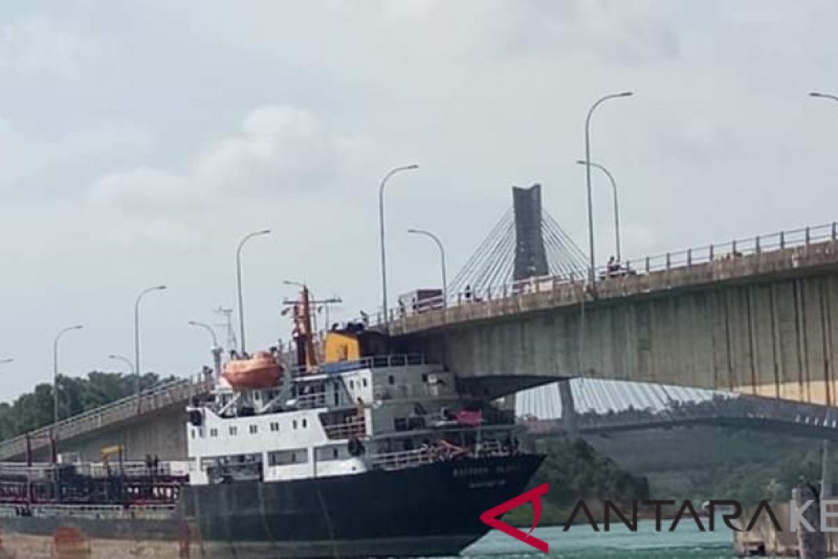 Kapal tanker tabrak jembatan Barelang