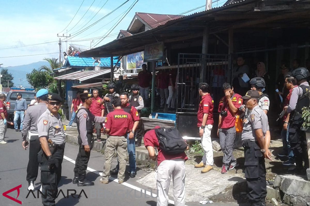 Rekonstruksi pembunuhan satu keluarga reka ulang 45 adegan